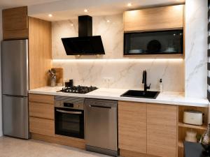 a kitchen with a sink and a stove at Precioso apartamento de lujo in Torredembarra