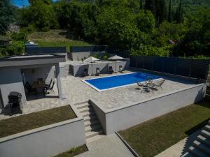 an aerial view of a backyard with a swimming pool at Villa La Lana in Mostar