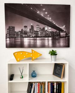 a shelf with a picture of the brooklyn bridge at Centrico apartamento en Leganes in Leganés