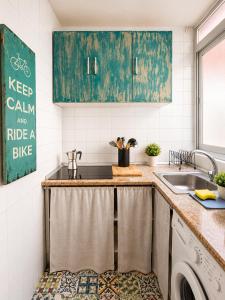 a kitchen with a sink and a counter top at Centrico apartamento en Leganes in Leganés