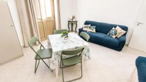 a living room with a table and a blue couch at Casa Luna in Paceco