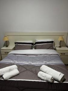 a bedroom with a large bed with two towels on it at La Termal Centro in Presidencia Roque Sáenz Peña