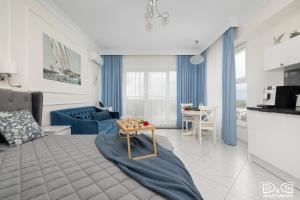 a bedroom with a bed and a living room at Marítimo D&D Apartments Porta Mare in Dziwnówek