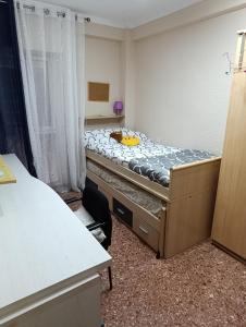 a small bedroom with a bed in a room at Aroca in Elda