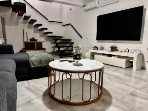 a living room with a tv and a table at Coraçon di Mindel Apartment in Mindelo