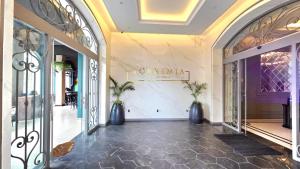 a lobby of a store with a sign on the wall at TORREMIA apartamentos de lujo in Cochabamba