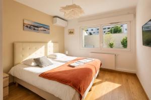 a bedroom with a large bed and two windows at Lac arte postale- Terrasse, grand garage privatif, borne de recharge en électricité, climatisation murale un appareil dans chaque pièce et unité extérieure, lit-parapluie pour bébé possible in Annecy