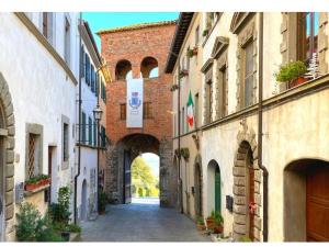 an alley with an archway between two buildings at Villa LUCCA in Altopascio +7 photos