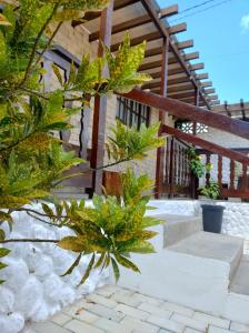 a patio with some plants in front of a building at Chale Selah Gameleiras in Monte das Gameleiras