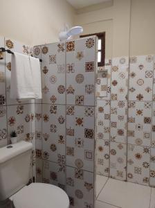 a bathroom with a toilet and a shower at Chale Selah Gameleiras in Monte das Gameleiras