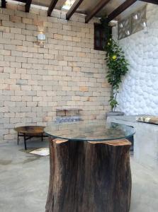 a table made out of a tree stump at Chale Selah Gameleiras in Monte das Gameleiras +15 photos