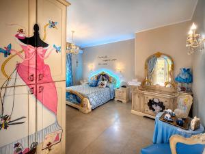 a room with a bedroom with a bed and a mirror at B&b Villa Romano in Salerno