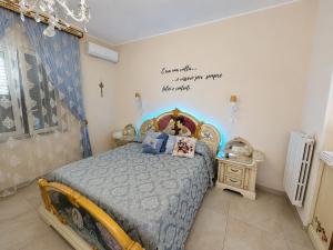 a bedroom with a bed and a sign on the wall at B&b Villa Romano in Salerno