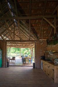 ein großer Raum mit Küche und Esszimmer in der Unterkunft Camping OR in Bucureşci