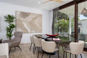 a dining room with a table and chairs at Fely Sea Villa in Novo Sancti Petri