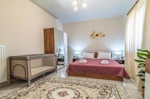 a bedroom with a bed with a red bedspread at 4 seasons home Ofrinio in Ofrínion