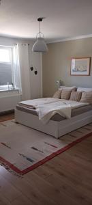 a bedroom with a large bed in a room at Lausitzer Auszeit in Laubusch