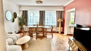 a living room with a table and a dining room at Brussels Expo & Atomium Prestige Suites in Grimbergen