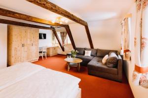a living room with a bed and a couch at Ferienhaus Zirbenliebe Altenberg in Kurort Altenberg