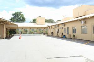 an empty courtyard of a school building at Via Hotel in Monte Alegre de Minas