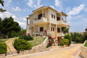 a house in the middle of a street at Casa Stefanos in Afitos