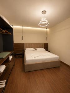 ein Schlafzimmer mit einem großen Bett und einer Lampe in der Unterkunft Hotel Muja in Rinas