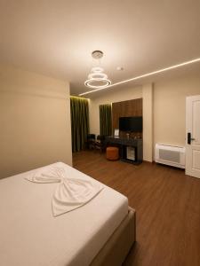 ein Schlafzimmer mit einem Bett und einem Schreibtisch in der Unterkunft Hotel Muja in Rinas