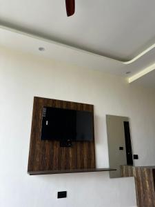 a flat screen tv on a wall in a room at Hotel Casa Del Sol Near'Bhimtal Lake in Bhīm Tāl