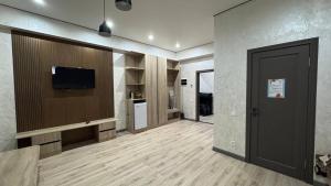 an empty room with a television and a door at Monaco in Bosteri