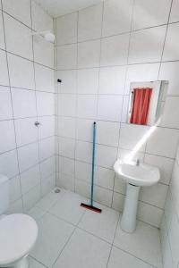 ein weißes Badezimmer mit Toilette und Waschbecken in der Unterkunft Pousada Sol do Centro - Dom Kilmer in Fortaleza + 29 Fotos
