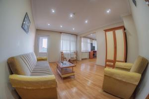 ein Wohnzimmer mit Sofa, Stühlen und einem Tisch in der Unterkunft Hotel Flash in Artvin