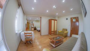 ein Wohnzimmer mit Sofa und Tisch in der Unterkunft Hotel Flash in Artvin