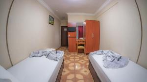 ein Zimmer mit zwei Betten und einem Fernseher in der Unterkunft Hotel Flash in Artvin + 131 Fotos