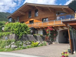 a house in the mountains with a balcony at Haus Lichtenberger in Saalfelden am Steinernen Meer