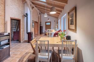 a kitchen and dining room with a table and chairs at Ferienwohnung Zum Bachsee in Chorin