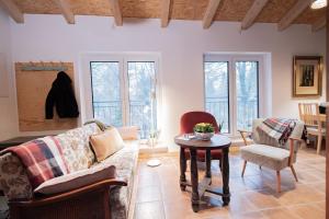 a living room with a couch and a table at Ferienwohnung Zum Bachsee in Chorin