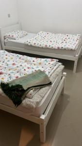 two twin beds sitting in a room with at Marina Golf 7 in Asilah