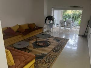 a living room with a couch and a table at Marina Golf 7 in Asilah