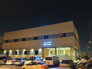 a parking lot with cars parked in front of a building at مساكن للشقق الفندقيه in Riyadh