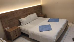 a bedroom with a bed with two blue towels on it at مساكن للشقق الفندقيه in Riyadh