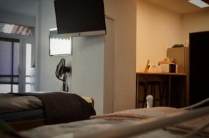 ein Zimmer mit einem Bett und einem Schreibtisch mit Fernseher in der Unterkunft Schlossperle in Klütz
