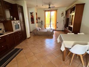 a kitchen with a table and a bed in a room at Casa Aurora Gardalake in Cavalcaselle