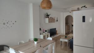 a kitchen and living room with a table and a dining room at Apartamento Residencial Colinas del Golf, Envía, Almería in La Envia