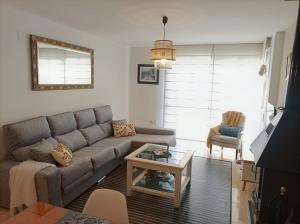 a living room with a couch and a coffee table at Apartamento Belobodia in Cáceres