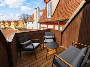 a balcony with furniture and a table and chairs at Wohnung mit hist. Altstadt Charme in Nördlingen