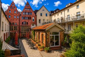 an alley in a city with buildings at Scheelehof - Ein Lieblingsplatz Hotel in Stralsund