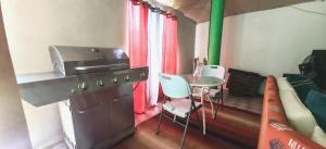 a small room with a bed and a table in a room at Rancho Amigos Columbias Caldera in Esparza