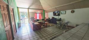 a living room with a couch and a table at Rancho Amigos Columbias Caldera in Esparza
