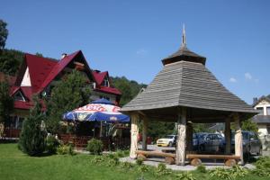 a small gazebo in front of a building at Wiktorowa Chata in Wierchomla Wielka