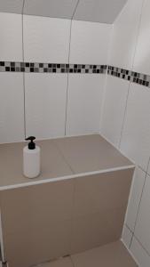 a bathroom with white shelves and a black and white tiles at Hostal Donde Rita in Vicuña
